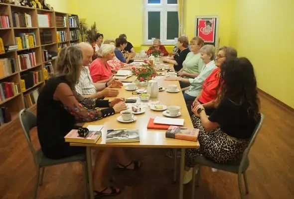 DKK w Cieszanowie: „Pieśni łaciatych krów” – magia, susza i warmińskie klimaty