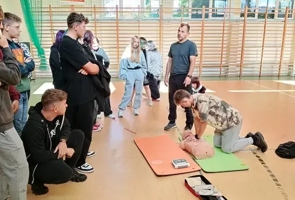 Dzień Pierwszej Pomocy w szkole: uczniowie ćwiczyli RKO i obsługę AED