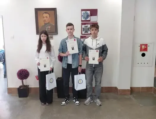 Uczniowie z Lubaczowa triumfują w XIII Powiatowym Konkursie Historycznym o gen. Stanisławie Dąbku