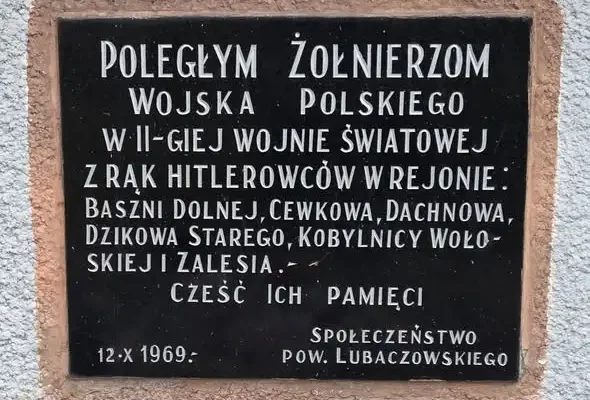 Pomnik na cmentarzu w Oleszycach – hołd żołnierzom poległym w 1939 roku