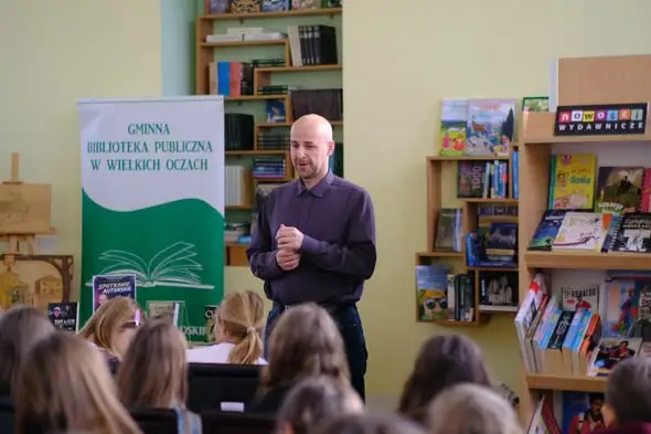 Kamil Sobik spotkał się z młodzieżą w Wielkich Oczach. Autor opowiadał o pisaniu i historii