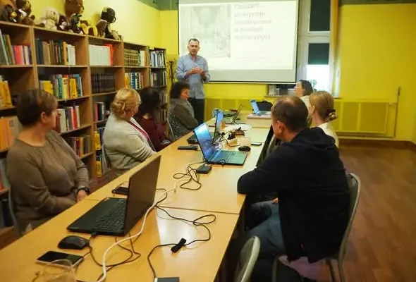 Bibliotekarze z Cieszanowa szkoleni z ChatGPT – nowe narzędzie w animacji kultury