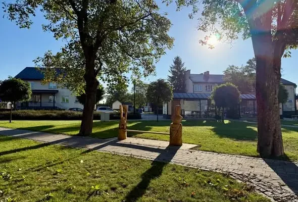 Nowa ławka z Janem III Sobieskim na rynku w Narolu