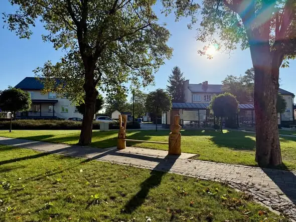 Nowa ławka z Janem III Sobieskim na rynku w Narolu