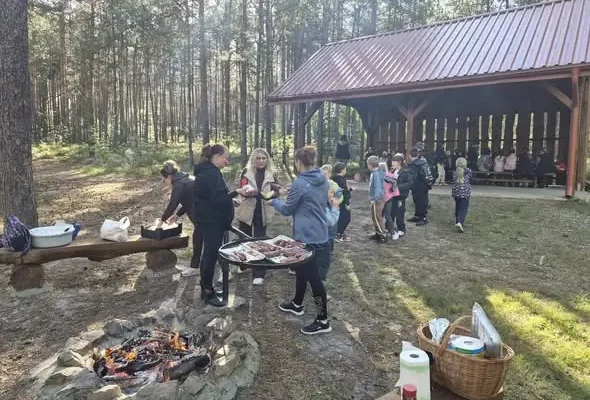 Uczniowie z Łukawicy odkrywali Kobyle Jezioro w Nadleśnictwie Narol