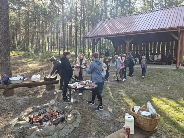 Uczniowie z Łukawicy odkrywali Kobyle Jezioro w Nadleśnictwie Narol