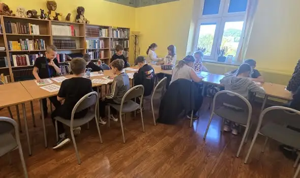 Dzień Uśmiechu w bibliotece w Cieszanowie – dzieci szukały ukrytych kolorów