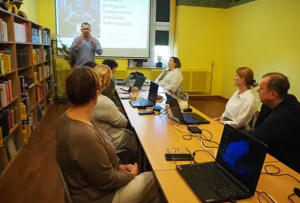 Bibliotekarze z Cieszanowa szkoleni z ChatGPT – jak AI wspiera animację kultury
