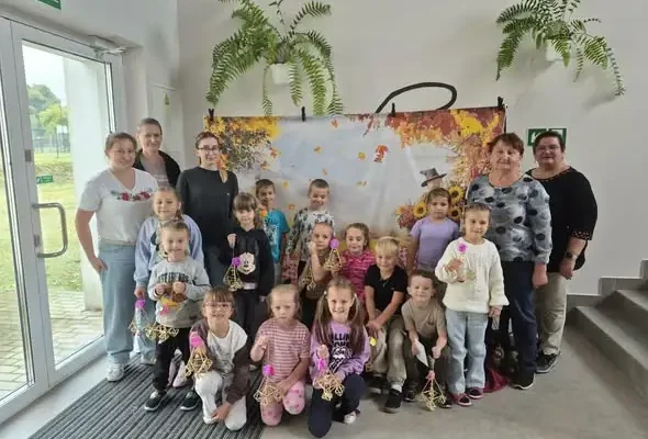 Przedszkolaki z Wielkich Oczu tworzyły słomiane pająki z Kołem Gospodyń Wiejskich