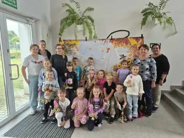 Przedszkolaki z Wielkich Oczu tworzyły słomiane pająki z Kołem Gospodyń Wiejskich
