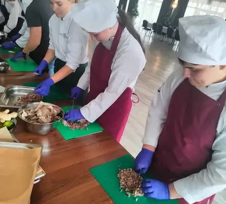 Uczniowie szkoły gastronomicznej odkrywali kresowe smaki w Baszni Dolnej