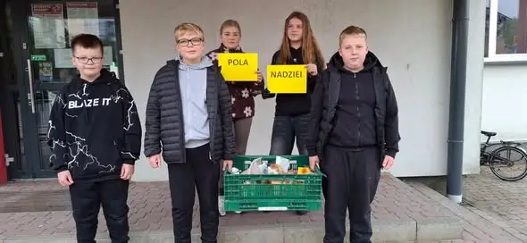 Uczniowie lubaczowskiej szkoły zasadzili żonkile w ramach kampanii Pola Nadziei