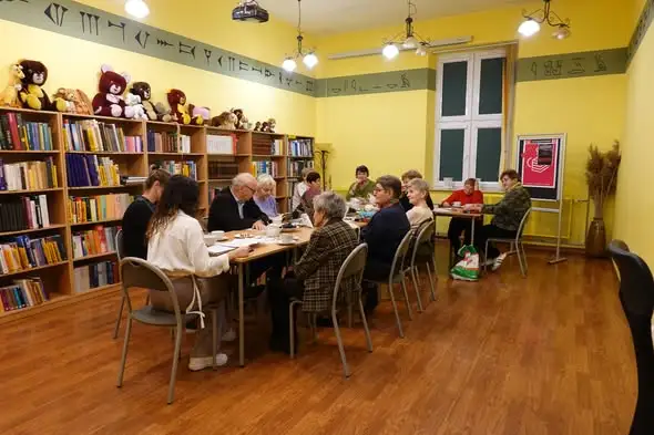 Klub książki w Cieszanowie dyskutował o „Gawrze” – czy warto wyjść z własnej kryjówki?